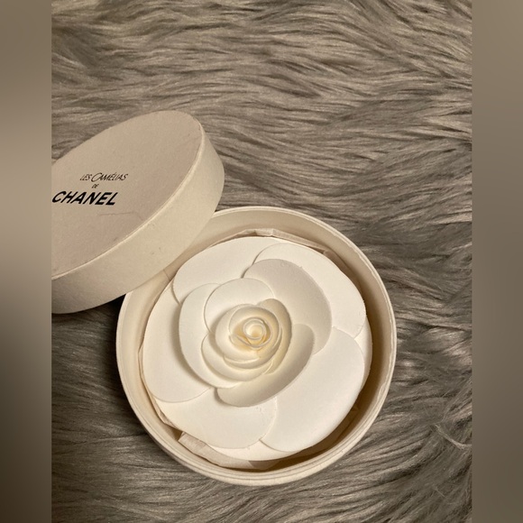 Chanel Les Camelias flower pin in its original Chanel packaging - Picture 3 of 4